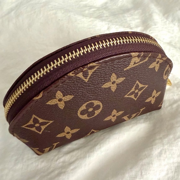 👑✅PRICE FIRM✅ Cute Small Brown Fashion Cosmetic Pouch - Picture 8 of 13